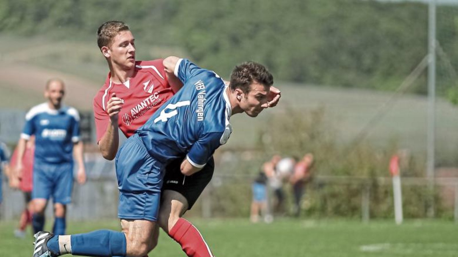 In der Rückrunde der vergangenen Saison waren Ron Räpple (vorne) und Sascha Berger (hinten) Teamkameraden beim SV Horrheim. Heute Abend stehen sie sich wieder als Gegner gegenüber. Räpple wechselte zurück zum VfB Vaihingen. Foto: Archiv/Simecek In der Rückrunde der vergangenen Saison waren Ron Räpple (vorne) und Sascha Berger (hinten) Teamkameraden beim SV Horrheim. Heute Abend stehen sie sich wieder als Gegner gegenüber. Räpple wechselte zurück zum VfB Vaihingen. Foto: Archiv/Simecek