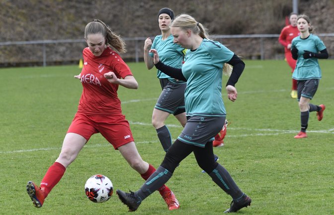 Derby in Horrheim: Nathalie Renz von den Gastgebern (links) und SGM-Spielerin Sofia Freisler kämpfen um den Ball. <span class='image-autor'>Foto: Leitner</span>