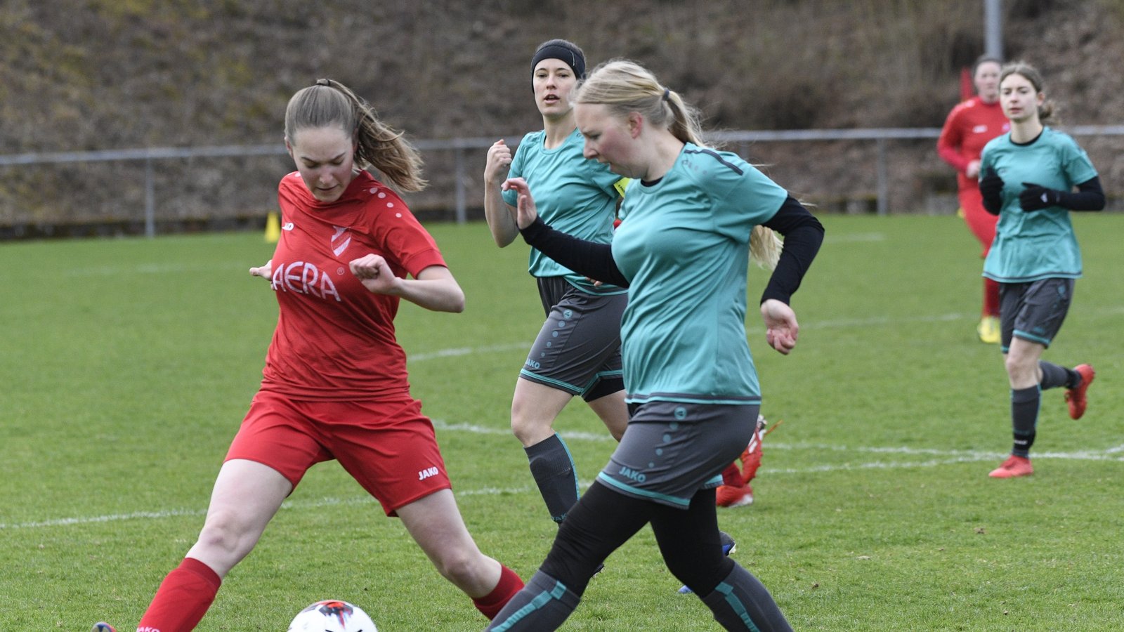 Derby in Horrheim: Nathalie Renz von den Gastgebern (links) und SGM-Spielerin Sofia Freisler kämpfen um den Ball. Foto: Leitner
