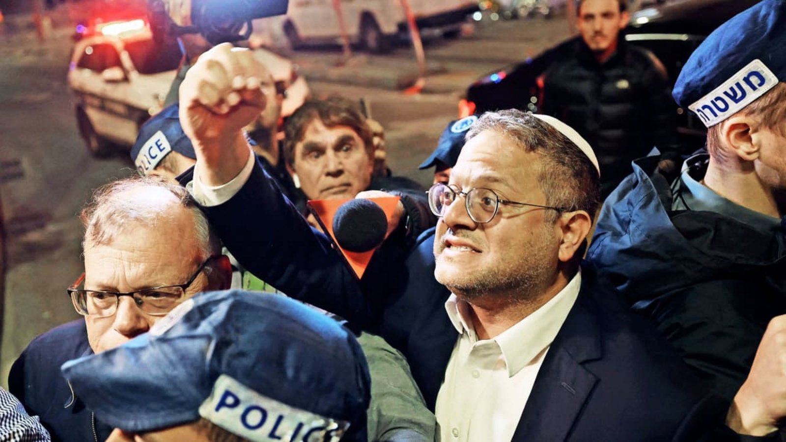 Will „jede Nacht 30, 40“ Palästinenser gezielt töten lassen: Israels rechtsextremer Polizeiminister Itamar Ben-Gvir (mit gereckter Faust)AFP Will „jede Nacht 30, 40“ Palästinenser gezielt töten lassen: Israels rechtsextremer Polizeiminister Itamar Ben-Gvir (mit gereckter Faust)AFP