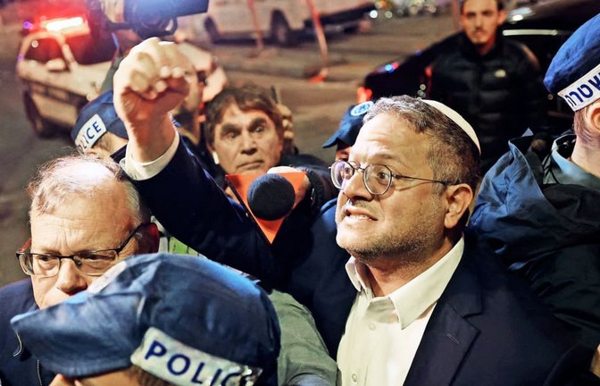 Will „jede Nacht 30, 40“ Palästinenser gezielt töten lassen: Israels rechtsextremer Polizeiminister Itamar Ben-Gvir (mit gereckter Faust)<span class='image-autor'>AFP</span>