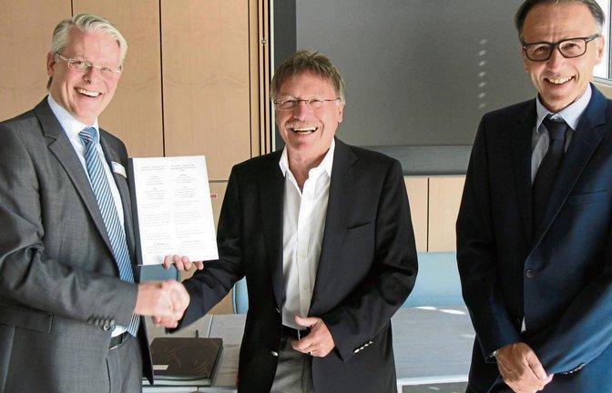 Der bisherige General Manager von Parker, Thomas Ottawa, Vermieter Peter Klein und Marketing Manager Ingo Schied (von links) sind mit dem Vertragsabschluss sichtlich zufrieden. Foto: Banholzer