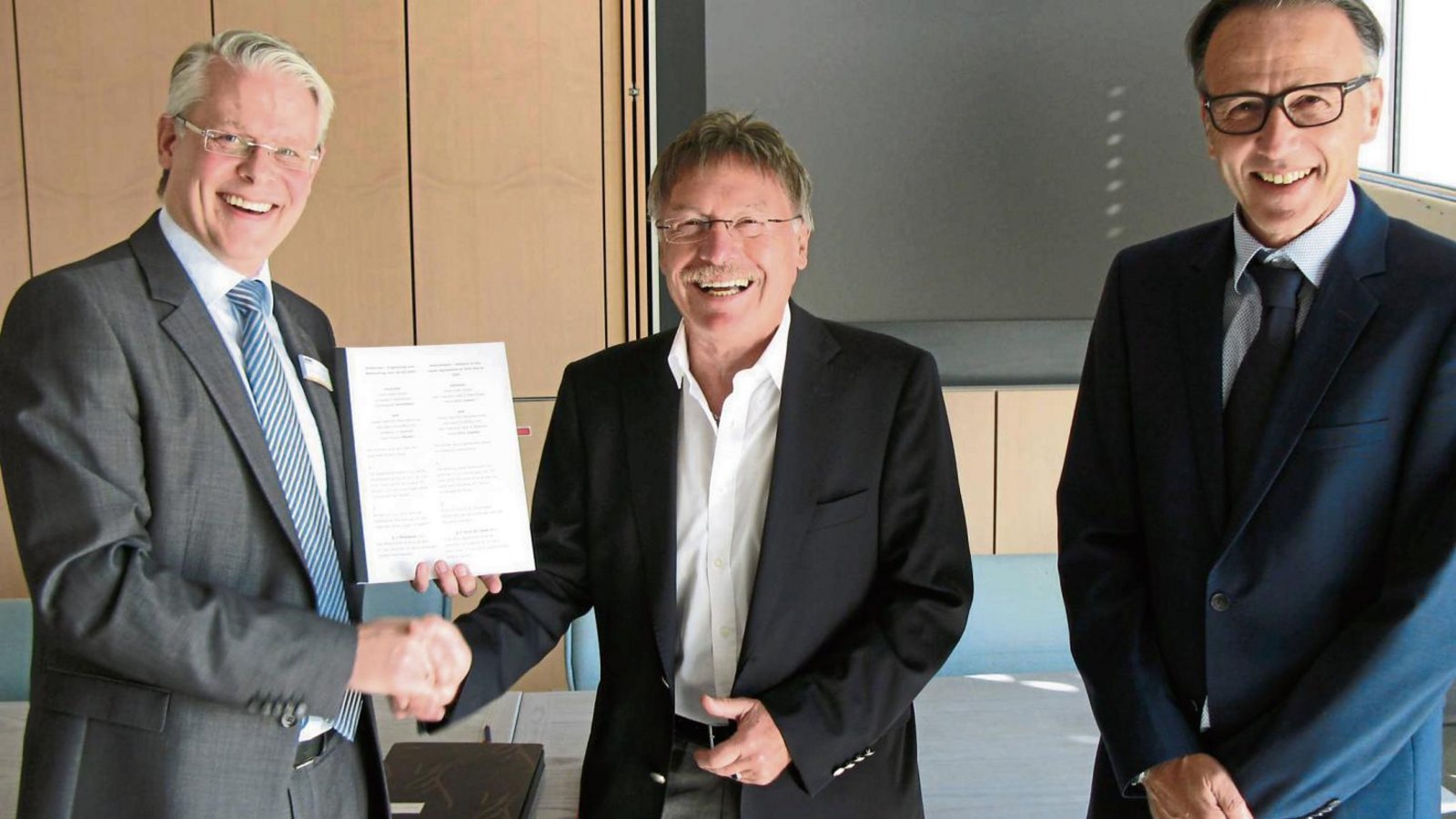 Der bisherige General Manager von Parker, Thomas Ottawa, Vermieter Peter Klein und Marketing Manager Ingo Schied (von links) sind mit dem Vertragsabschluss sichtlich zufrieden. Foto: Banholzer