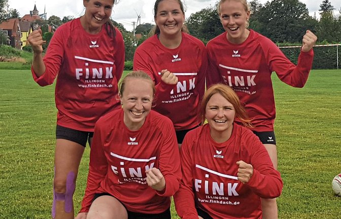 Haben auch am letzten Spieltag der Faustball-Bezirksliga Nord nichts anbrennen lassen: (stehend von links) Nadine Knodel, Lisa Knodel und Natalie Lochmahr sowie (kniend von links) Spielertrainerin Christina Koch und Claudia Schmidt vom TV Vaihingen II Foto: privat