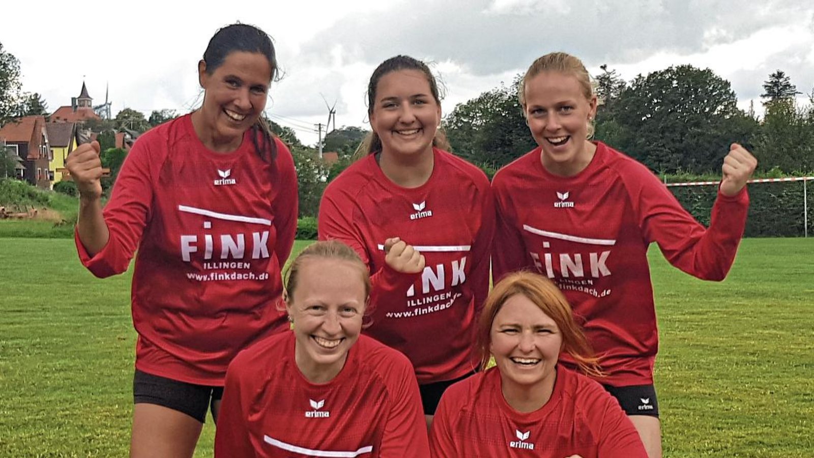Haben auch am letzten Spieltag der Faustball-Bezirksliga Nord nichts anbrennen lassen: (stehend von links) Nadine Knodel, Lisa Knodel und Natalie Lochmahr sowie (kniend von links) Spielertrainerin Christina Koch und Claudia Schmidt vom TV Vaihingen II Foto: privat Haben auch am letzten Spieltag der Faustball-Bezirksliga Nord nichts anbrennen lassen: (stehend von links) Nadine Knodel, Lisa Knodel und Natalie Lochmahr sowie (kniend von links) Spielertrainerin Christina Koch und Claudia Schmidt vom TV Vaihingen II Foto: privat
