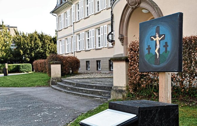 An der Nordseite des Lichtenstern-Gymnasiums ist der Jugendkreuzweg eingerichtet. Foto: p