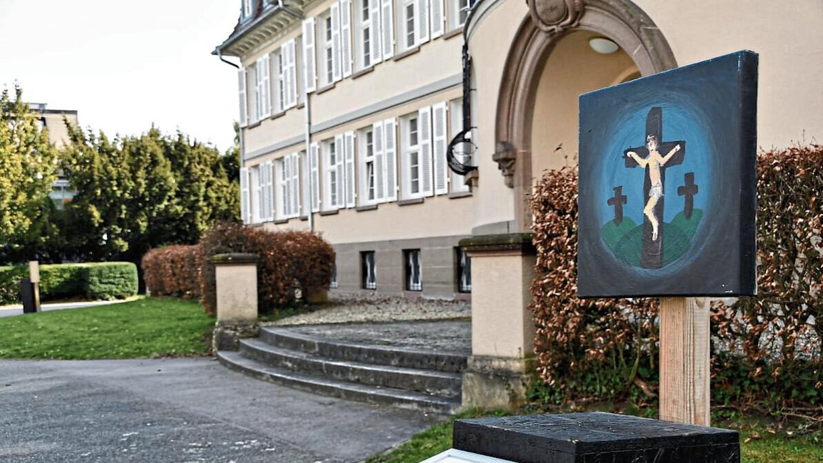 An der Nordseite des Lichtenstern-Gymnasiums ist der Jugendkreuzweg eingerichtet. Foto: p