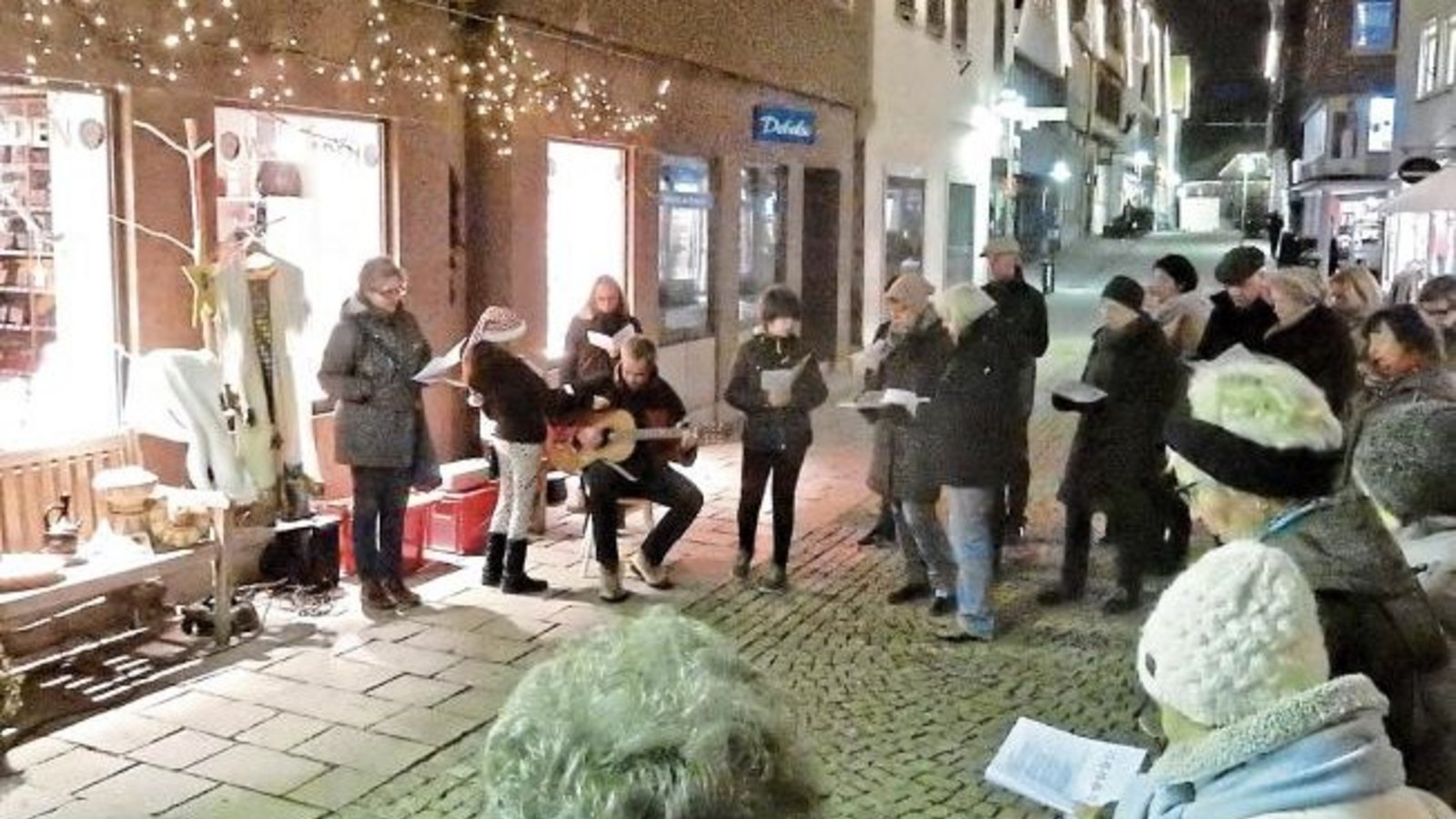 Der „Lebendige Adventskalender“ hat sich in Vaihingen etabliert. Zwischen dem 1. und dem 23. Dezember gibt es um 18 Uhr Zusammenkünfte, die Richtung Weihnachten weisen sollen. Hier vor dem „Weltladen“ mit Erzählungen über das Christfest in Äthiopien. Term