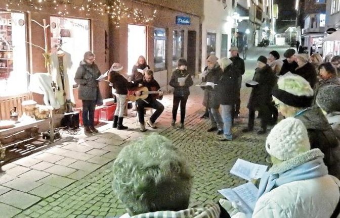 Der „Lebendige Adventskalender“ hat sich in Vaihingen etabliert. Zwischen dem 1. und dem 23. Dezember gibt es um 18 Uhr Zusammenkünfte, die Richtung Weihnachten weisen sollen. Hier vor dem „Weltladen“ mit Erzählungen über das Christfest in Äthiopien. Term