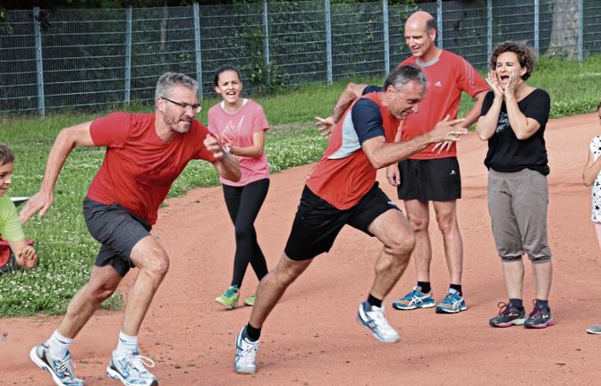 Laufen fürs Sportabzeichen: Athleten und Zuschauer haben sichtlich Spaß am Sprint.  Foto: Arning