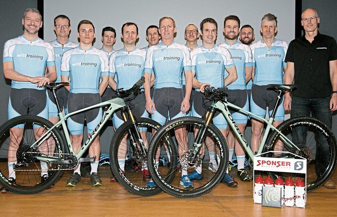 Treten in der Saison 2019 für das Mountainbiketeam Witttraining aus Nussdorf in die Pedale: (hinten von links) Stefan Bäuerle, Nico Ensinger, Florian Klapper, Bernd Kirchenmaier und Daniel Thomalla sowie (vorne von links) Dirk Hentschel, Christian Reiter, Markus Stiller, Jens Böhmig, Thomas Georg, Marvin Schönamsgruber, Patrick Gall und Teamchef Wolf-Thorsten Witt Foto: privat