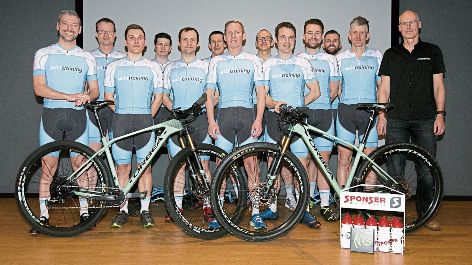Treten in der Saison 2019 für das Mountainbiketeam Witttraining aus Nussdorf in die Pedale: (hinten von links) Stefan Bäuerle, Nico Ensinger, Florian Klapper, Bernd Kirchenmaier und Daniel Thomalla sowie (vorne von links) Dirk Hentschel, Christian Reiter, Markus Stiller, Jens Böhmig, Thomas Georg, Marvin Schönamsgruber, Patrick Gall und Teamchef Wolf-Thorsten Witt Foto: privat Treten in der Saison 2019 für das Mountainbiketeam Witttraining aus Nussdorf in die Pedale: (hinten von links) Stefan Bäuerle, Nico Ensinger, Florian Klapper, Bernd Kirchenmaier und Daniel Thomalla sowie (vorne von links) Dirk Hentschel, Christian Reiter, Markus Stiller, Jens Böhmig, Thomas Georg, Marvin Schönamsgruber, Patrick Gall und Teamchef Wolf-Thorsten Witt Foto: privat