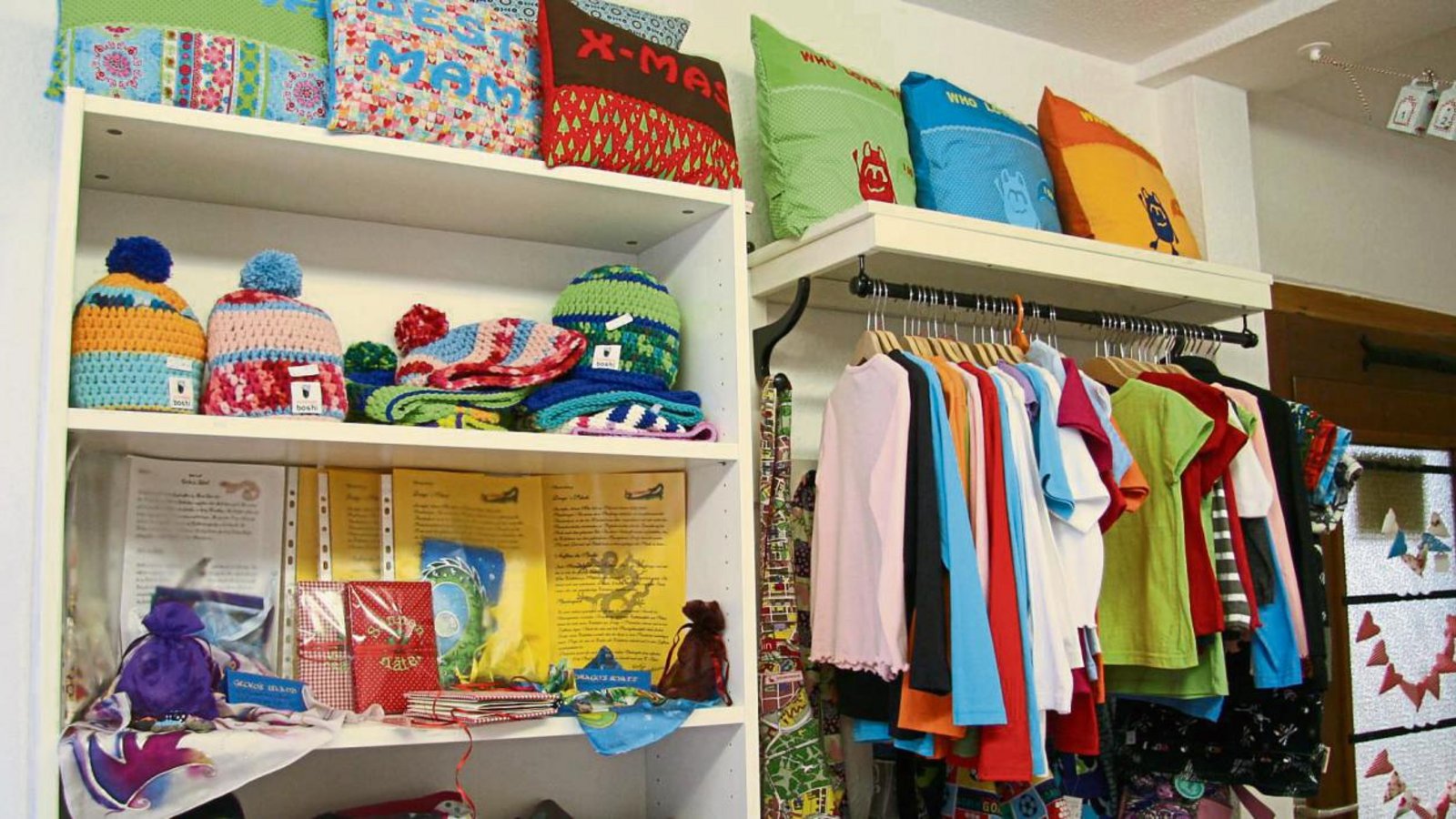 Im „Mauganeschtle“ in Illingen gibt es viel aus Stoff, T-Shirts, Wollmützen, Kissen aber auch einiges mehr. Vor allem Individuelles für Kinder findet sich hier. Fotos: Thomaser Im „Mauganeschtle“ in Illingen gibt es viel aus Stoff, T-Shirts, Wollmützen, Kissen aber auch einiges mehr. Vor allem Individuelles für Kinder findet sich hier. Fotos: Thomaser