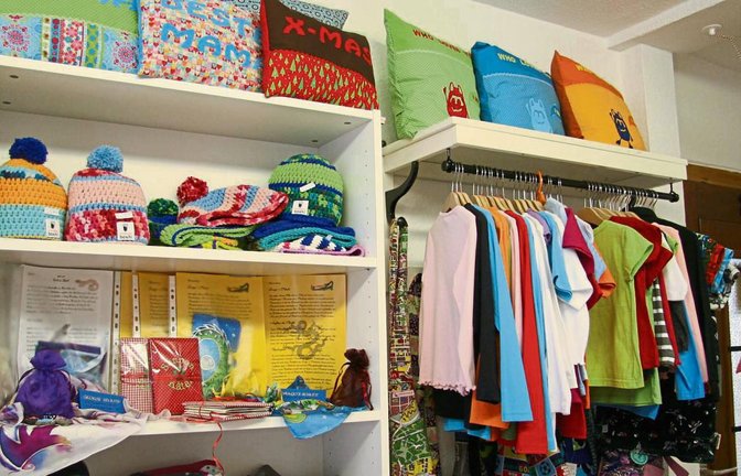 Im „Mauganeschtle“ in Illingen gibt es viel aus Stoff, T-Shirts, Wollmützen, Kissen aber auch einiges mehr. Vor allem Individuelles für Kinder findet sich hier. Fotos: Thomaser