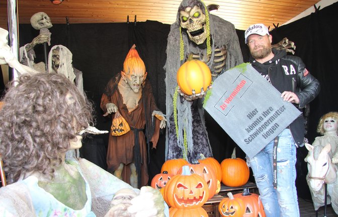 Für Oliver Kraus und seine Familie ist der 31. Oktober ein besonderer Tag. An Halloween verwandeln sie Garage und Garten in ein regelrechtes Gruselkabinett. <span class='image-autor'>Foto: Banholzer</span>
