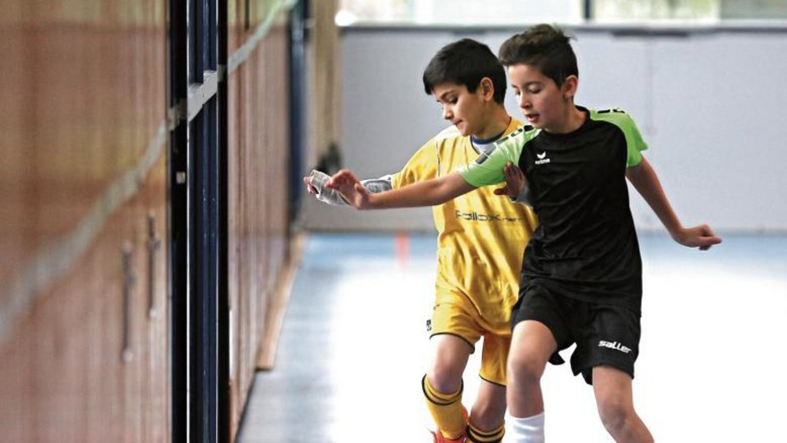 Gastgeber Sersheim (rechts) schlägt die Oberriexinger E-Junioren mit 5:0. Foto: Küppers Gastgeber Sersheim (rechts) schlägt die Oberriexinger E-Junioren mit 5:0. Foto: Küppers