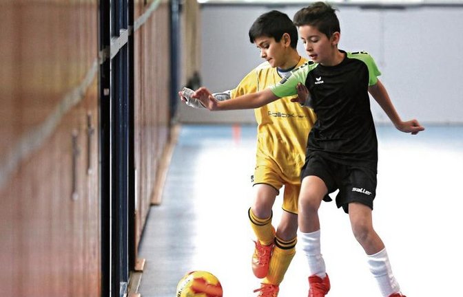 Gastgeber Sersheim (rechts) schlägt die Oberriexinger E-Junioren mit 5:0. Foto: Küppers