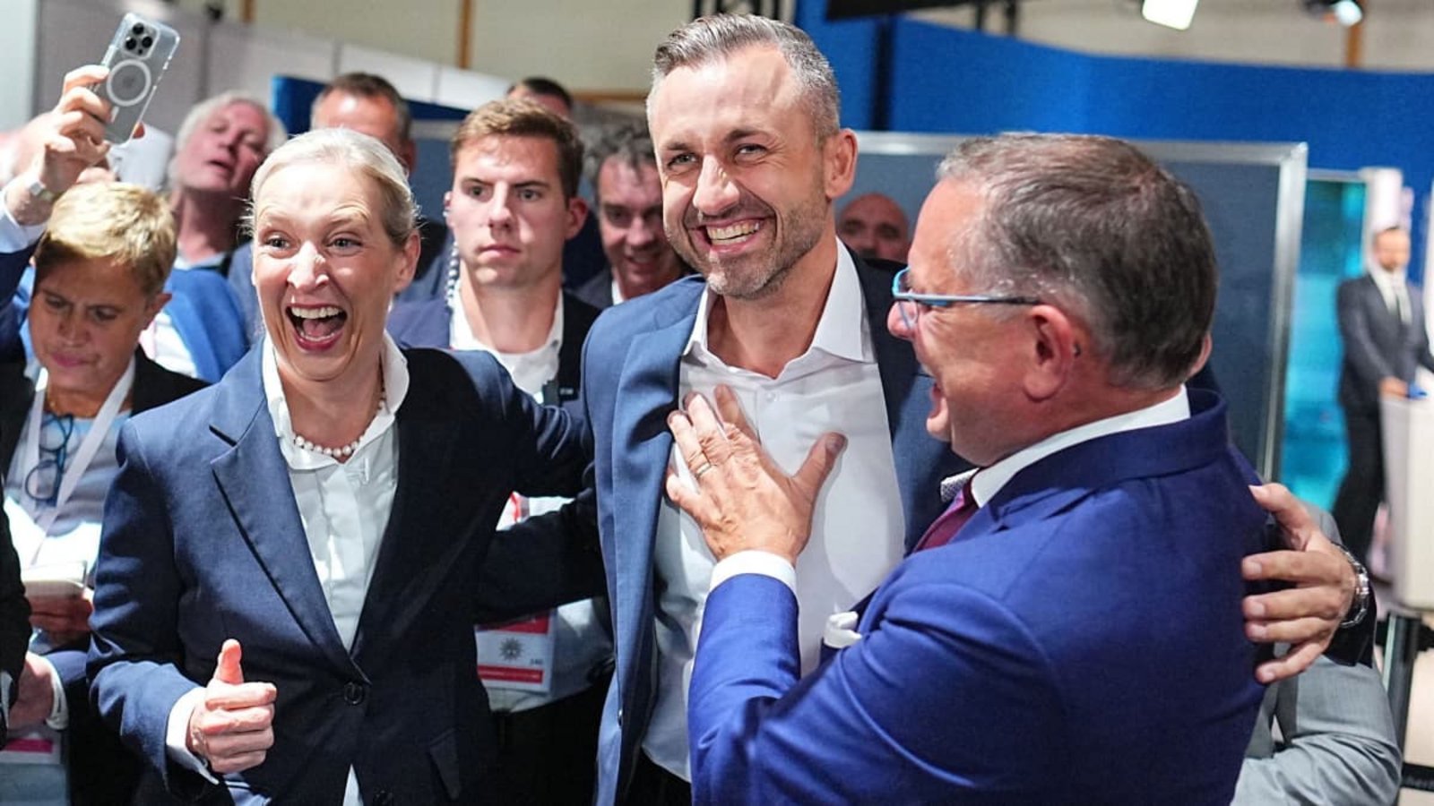 Strahlende Wahlsieger in Sachsen-Anhalt: Die beiden AfD-Chefs Alice Weidel (l.) und Tino Chrupalla (r.) neben ihrem Spitzenkandidaten Ulrich Siegmund (Mitte).Michael Kappeler/dpa Strahlende Wahlsieger in Sachsen-Anhalt: Die beiden AfD-Chefs Alice Weidel (l.) und Tino Chrupalla (r.) neben ihrem Spitzenkandidaten Ulrich Siegmund (Mitte).Michael Kappeler/dpa
