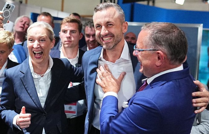 Strahlende Wahlsieger in Sachsen-Anhalt: Die beiden AfD-Chefs Alice Weidel (l.) und Tino Chrupalla (r.) neben ihrem Spitzenkandidaten Ulrich Siegmund (Mitte).<span class='image-autor'>Michael Kappeler/dpa</span>