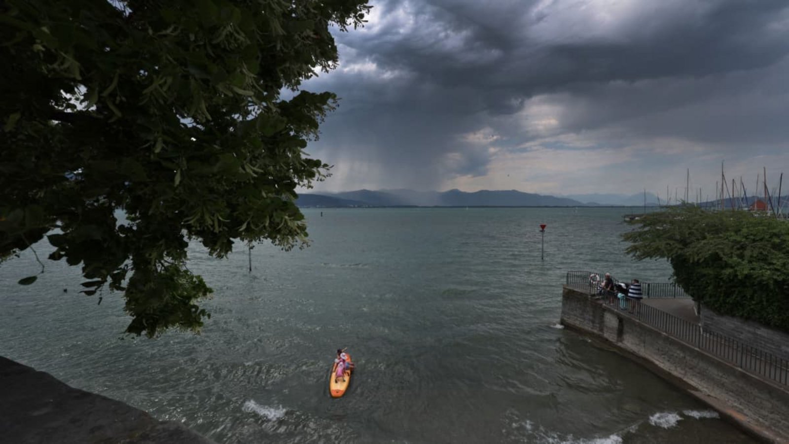 Regenwolken türmen sich über Badegäste am Bodensee. Das kann gefährlich werden. (Symbolfoto)Karl-Josef Hildenbrand/dpa Regenwolken türmen sich über Badegäste am Bodensee. Das kann gefährlich werden. (Symbolfoto)Karl-Josef Hildenbrand/dpa