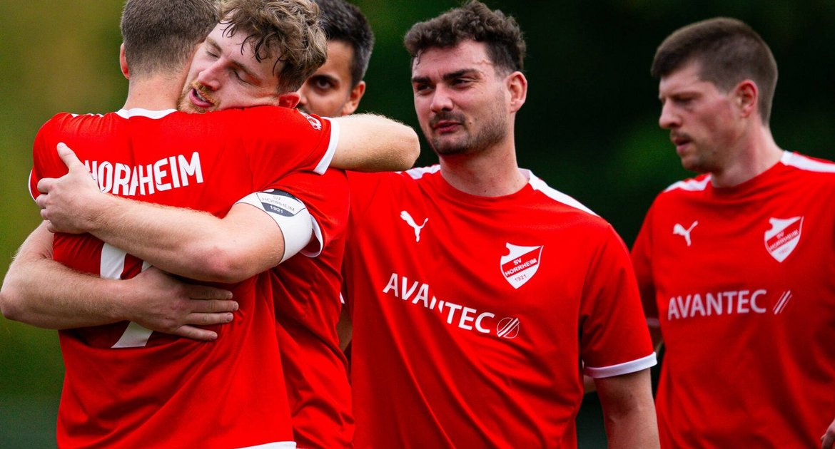 Fussball, Männer, SV Horrheim, Joshua Krone (Kapitän), Daniel Stierle (im Arm), Foto: Krause