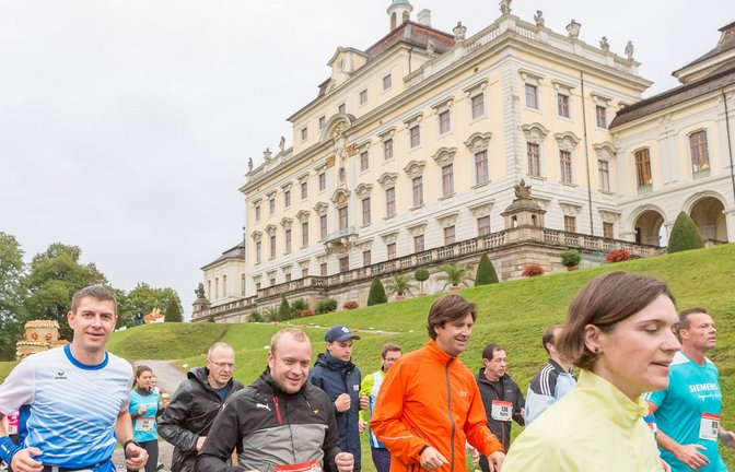 Gemeinsamer Lauf rund ums Schloss. <span class='image-autor'>Foto: Adrian Stehle</span>