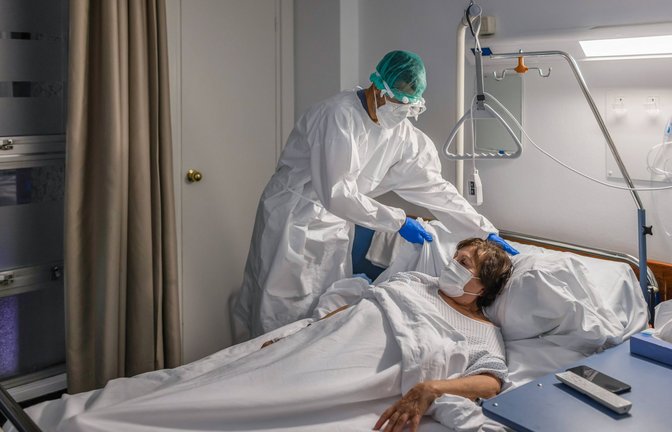 Wie viele andere auch,  hat Johannes Mehne viele Coronapatienten behandelt. Jetzt blickt er auf zwei Jahre Klinikalltag zurück. (Symbolbild)<span class='image-autor'>Foto: imago/Mikel Allica</span>