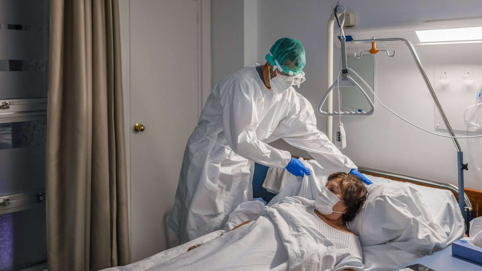 Wie viele andere auch, hat Johannes Mehne viele Coronapatienten behandelt. Jetzt blickt er auf zwei Jahre Klinikalltag zurück. (Symbolbild)Foto: imago/Mikel Allica Wie viele andere auch, hat Johannes Mehne viele Coronapatienten behandelt. Jetzt blickt er auf zwei Jahre Klinikalltag zurück. (Symbolbild)Foto: imago/Mikel Allica