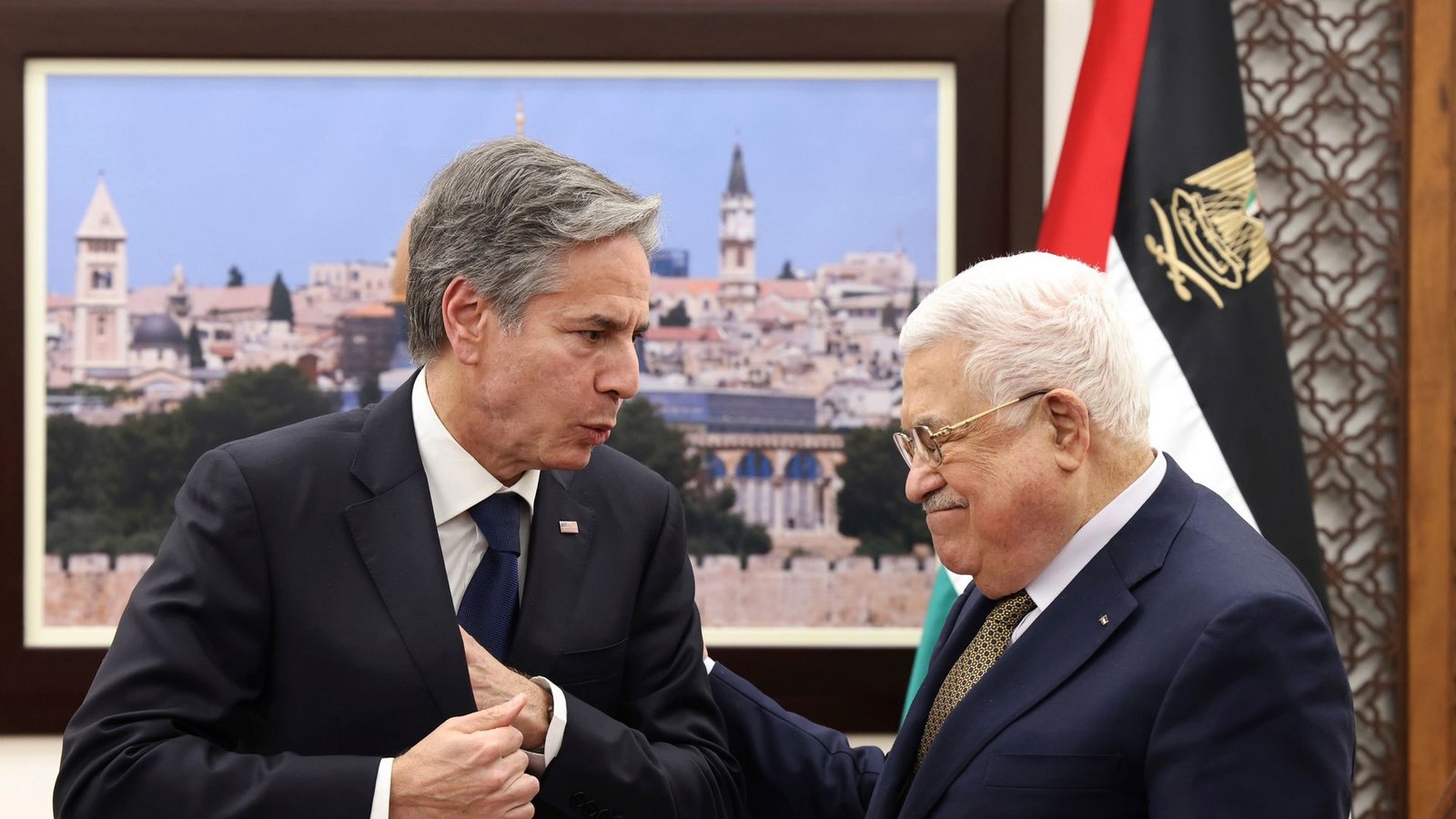 US-Außenminister Antony Blinken (l.) im Gespräch mit Palästinenserpräsident Mahmud Abbas.Foto: Ronaldo Schemidt/AFP/AP/dpa