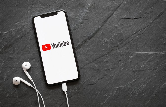 Youtube-Videos lassen sich nicht direkt im Hintergrund abspielen. Mit diesem Trick klappt es trotzdem auch bei ausgeschaltetem Display. Sowohl auf iOS als auch auf Android.<span class='image-autor'>Foto: Kaspars Grinvalds / Shutterstock.com</span>