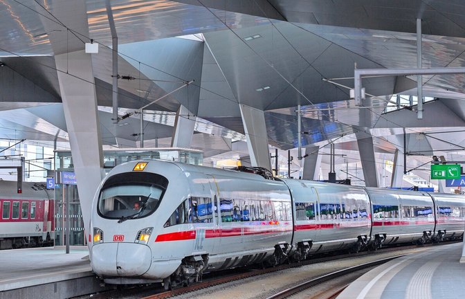 Ein ICE im auffallend gestalteten Wiener Hauptbahnhof.<span class='image-autor'>Foto: imago/Dreamstime</span>