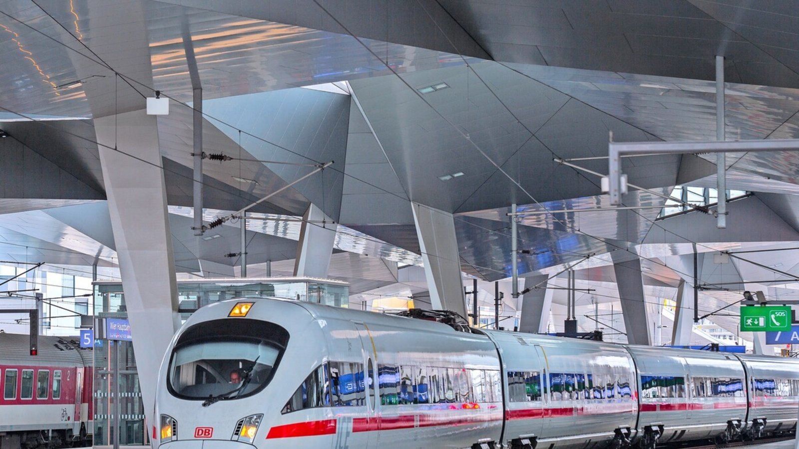 Ein ICE im auffallend gestalteten Wiener Hauptbahnhof.Foto: imago/Dreamstime Ein ICE im auffallend gestalteten Wiener Hauptbahnhof.Foto: imago/Dreamstime