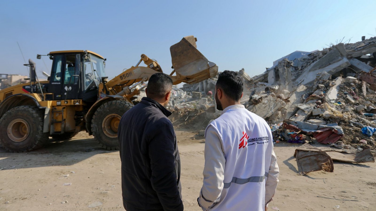 Teams von Ärzte ohne Grenzen haben einen Bulldozer gemietet, um die Trümmer der beschädigten Klinik des Gesundheitsministeriums zu beseitigen. In der Stadt Dschabalia im Norden des Gazastreifens richten die Teams eine neue MSF-Klinik ein (Archivfoto).Foto: Nour Alsaqqa/MSF Teams von Ärzte ohne Grenzen haben einen Bulldozer gemietet, um die Trümmer der beschädigten Klinik des Gesundheitsministeriums zu beseitigen. In der Stadt Dschabalia im Norden des Gazastreifens richten die Teams eine neue MSF-Klinik ein (Archivfoto).Foto: Nour Alsaqqa/MSF