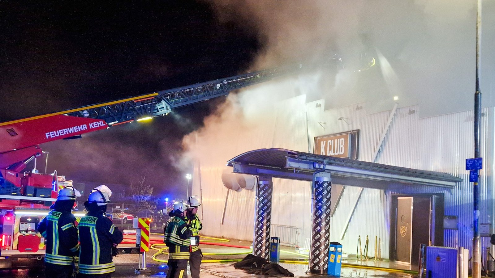 Die Feuerwehr im Einsatz in der Kehler Disco.Foto: Einsatz Report 24