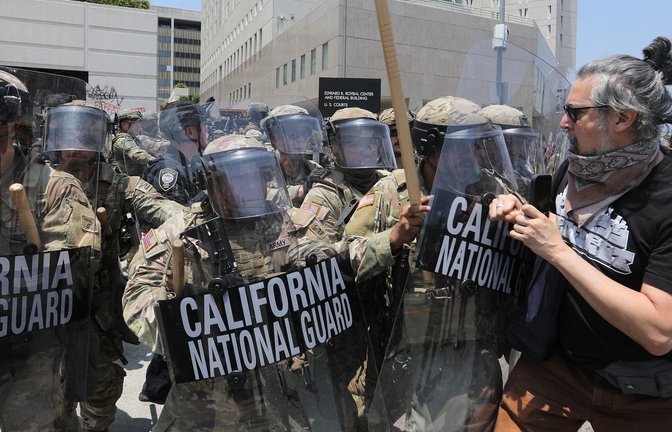 Die von Trump entsandte  Nationalgarde beim Einsatz in Los Angeles.<span class='image-autor'>Foto: Qiu Chen/dpa</span>