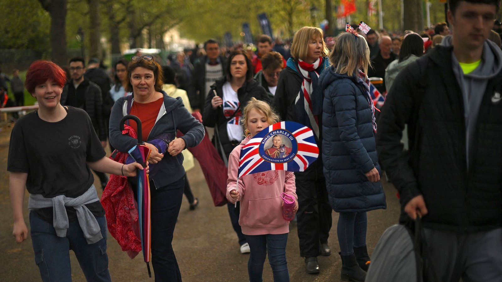 Begeisterte Royal-Fans strömen zur Londoner Prachtstraße The Mall.Foto: AFP/DANIEL LEAL