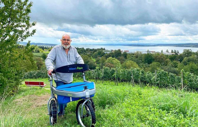 Mit seinem Geländerollator kommt Gerhard Wissel auch wieder zu seiner Lieblingsbank, um den Blick auf den Bodensee zu genießen.<span class='image-autor'>Foto: oh/privat</span>