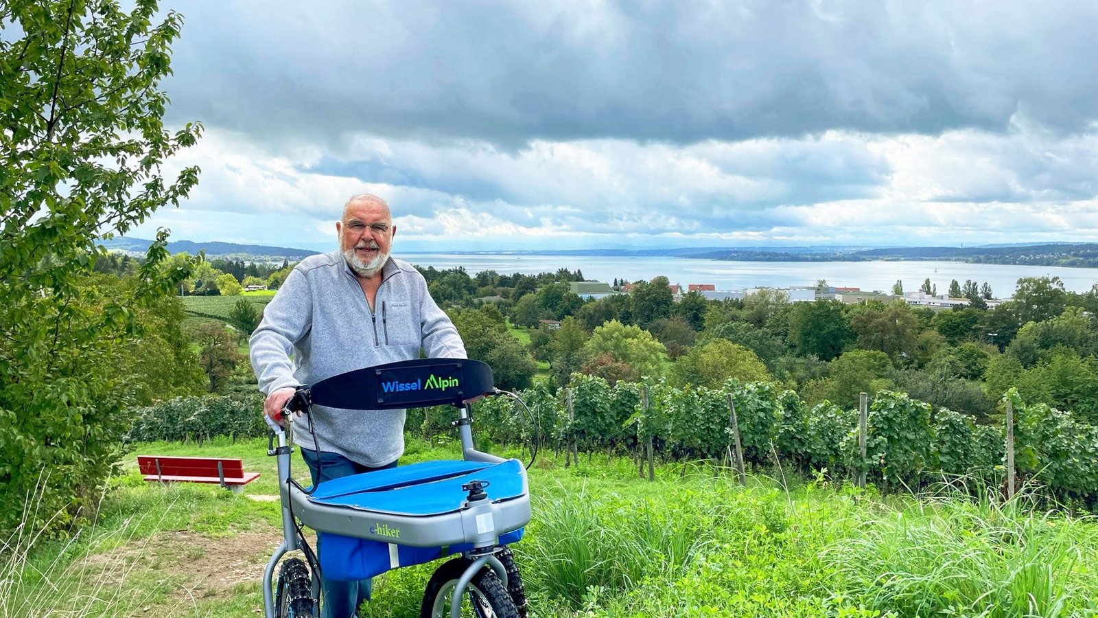 Mit seinem Geländerollator kommt Gerhard Wissel auch wieder zu seiner Lieblingsbank, um den Blick auf den Bodensee zu genießen.Foto: oh/privat Mit seinem Geländerollator kommt Gerhard Wissel auch wieder zu seiner Lieblingsbank, um den Blick auf den Bodensee zu genießen.Foto: oh/privat
