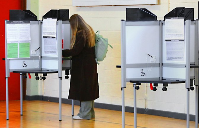 Eine Frau in Dublin  füllt Wahlzettel   für die  Volksentscheide aus.<span class='image-autor'>Foto: dpa/Gareth Chaney</span>