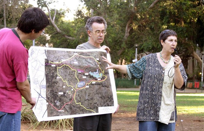 Israelische Friedensaktivisten zeigen im Gan Meir Park in Tel Aviv die Regierungspläne zum Bau neuer jüdischer Siedlungen im Westjordanland (Archivfoto).<span class='image-autor'>Foto: IMAGO / ecomedia/robert fishman</span>