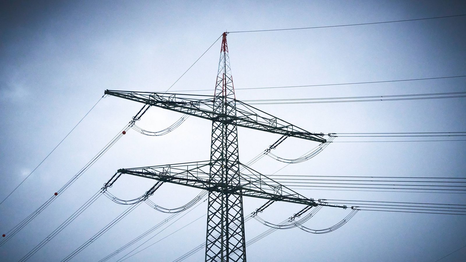 Ein Strommast. (Symbolfoto)Foto: IMAGO/Bihlmayerfotografie/IMAGO