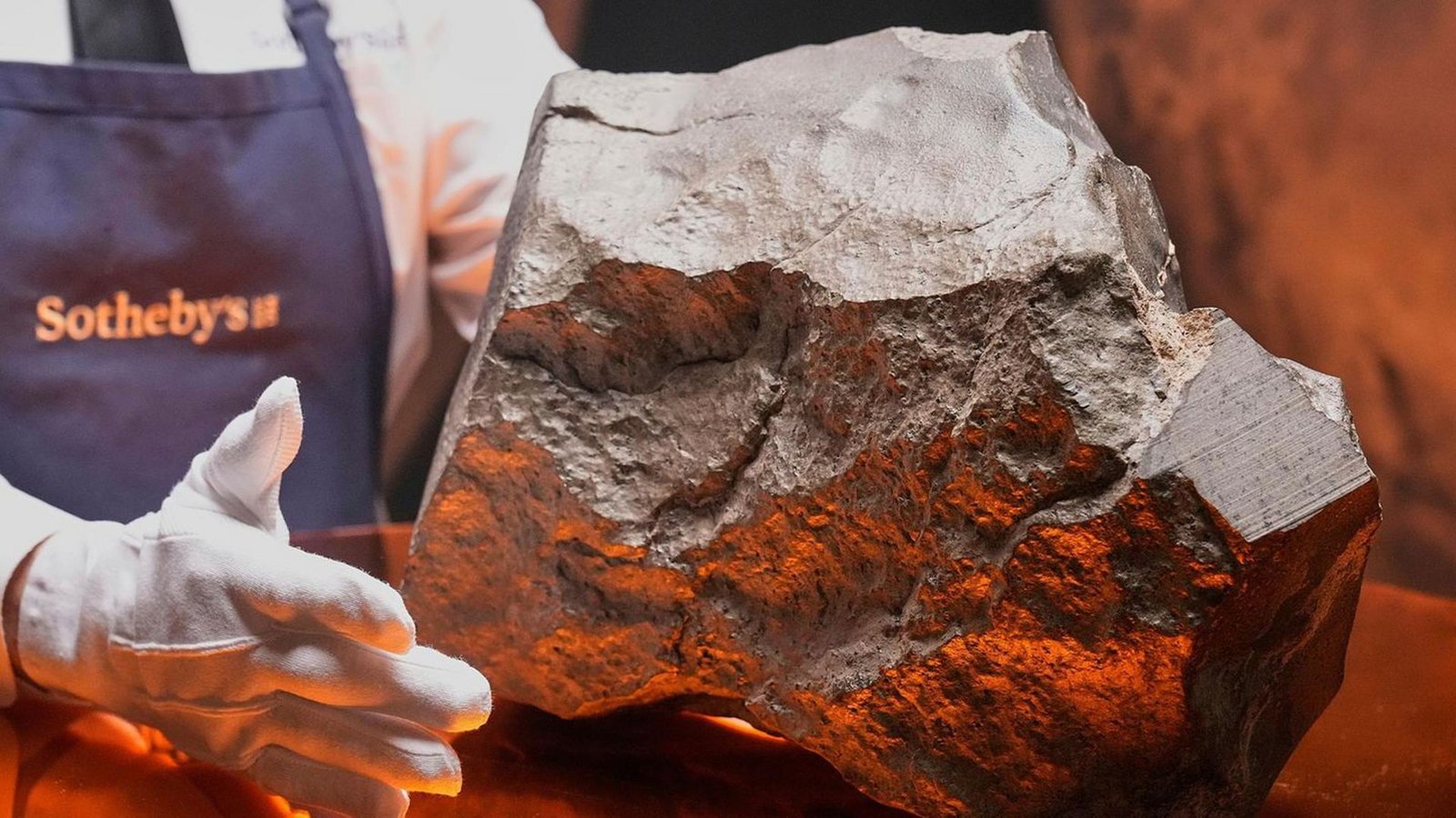 Ein Stück vom Mars mit dem Namen „NWA 16788“ mit einem Gewicht von fast 25 Kilogramm. Der Meteorit wurde 2023 im Niger entdeckt. Foto: Richard Drew/AP/dpa Ein Stück vom Mars mit dem Namen „NWA 16788“ mit einem Gewicht von fast 25 Kilogramm. Der Meteorit wurde 2023 im Niger entdeckt. Foto: Richard Drew/AP/dpa