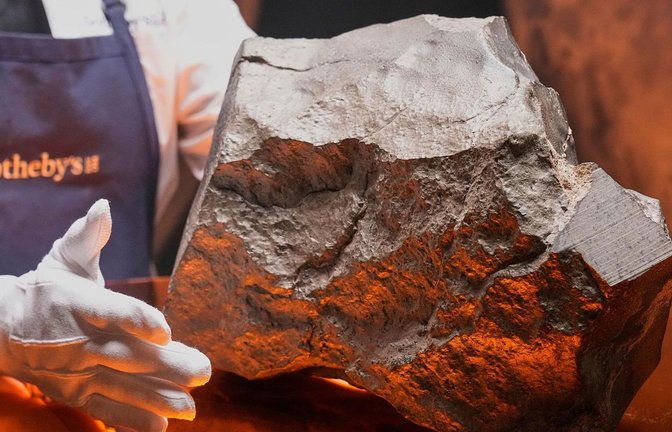 Ein Stück vom Mars mit dem Namen „NWA 16788“ mit einem Gewicht von fast 25 Kilogramm. Der Meteorit wurde 2023 im Niger entdeckt. <span class='image-autor'>Foto: Richard Drew/AP/dpa</span>