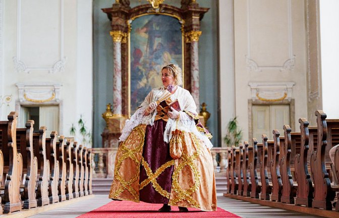 „Ich liebe Carl Theodor“, seufzt  Kostümführerin Renata Munk in der Schlosskirche.   So erging es schon früher vielen Frauen.<span class='image-autor'>Foto: Stadtmarketing Mannheim/Mert Hasan Sezer</span>
