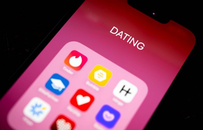 Auf Online-Datingplattformen schreiben sogenannte Pedo-Hunter Männer an und locken sie zu einem Treffen. (Symbolbild)<span class='image-autor'>Foto: dpa/Sina Schuldt</span>