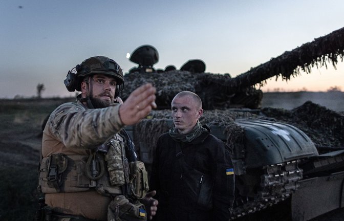 Letzte Anweisungen bei einer Nachtschießübung vor einem T-72 Panzer: Die Soldaten der Ukraine müssen sich verteidigen können.<span class='image-autor'>Foto: Oliver Weiken/dpa</span>