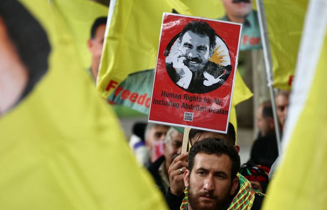 Demonstranten fordern die Freilassung Öcalans. (Archivbild)<span class='image-autor'>Foto: AFP/FREDERICK FLORIN</span>