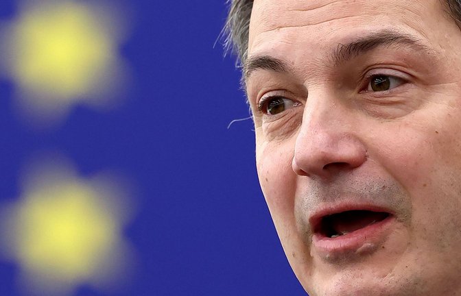 Belgiens Premier Alexander de Croo fordert in Straßburg die EU-Abgeordneten auf, die  Demokratie vehementer zu verteidigen.<span class='image-autor'>Foto: AFP/FREDERICK FLORIN</span>