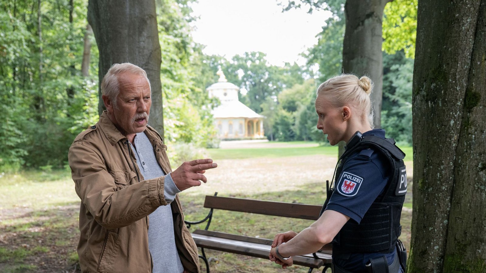 Austausch im Park: Rogov und seine Potsdamer Kollegin KlempkeFoto: rbb/Christoph Assmann