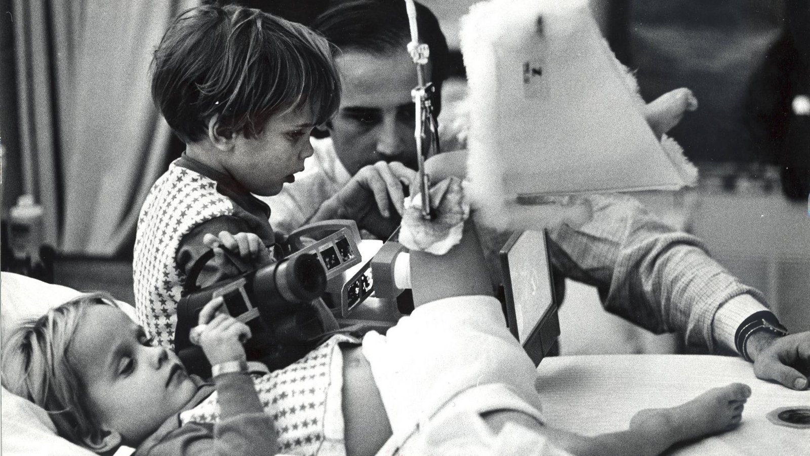 Joe Biden im Jahr 1972 am Krankenhausbett seiner Söhne Beau und Hunter (vorn).Foto: IMAGO/USA TODAY Network/IMAGO/File Photo Joe Biden im Jahr 1972 am Krankenhausbett seiner Söhne Beau und Hunter (vorn).Foto: IMAGO/USA TODAY Network/IMAGO/File Photo
